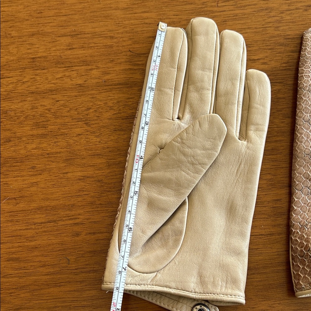 Danier Cream and Patterned Leather Gloves - Picture 5 of 5